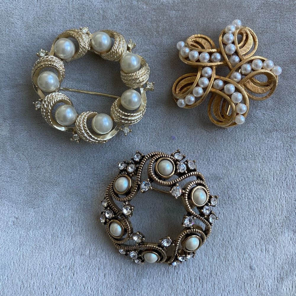 Vintage lot Signed Lisner & Monet Goldtoned faux Pearl and rhinestone brooches